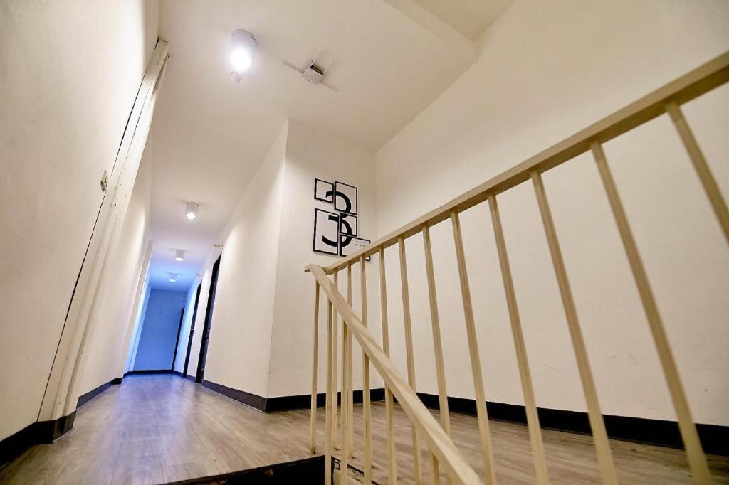 The Rabbit'S Hole Hostel Бангкок Экстерьер фото