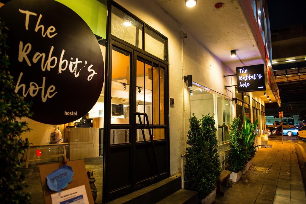 The Rabbit'S Hole Hostel Бангкок Экстерьер фото