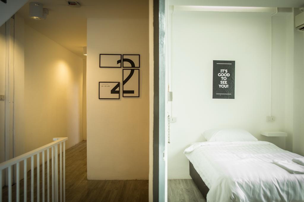 The Rabbit'S Hole Hostel Бангкок Экстерьер фото